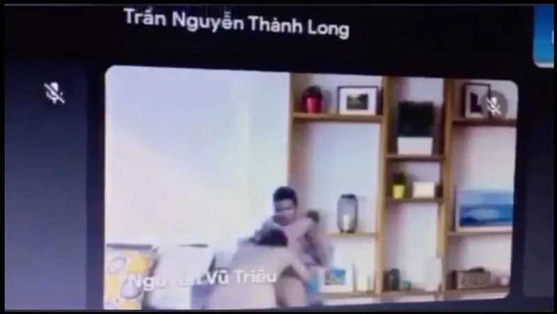 Học online quên không tắt camera lộ cảnh bạn gái đang liếm mút