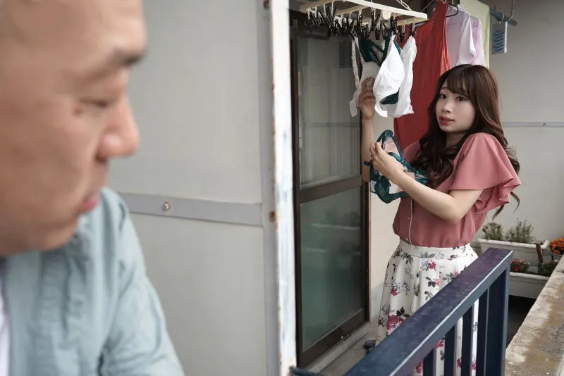 Gã cạnh nhà chuyên soi mói và cặp người vợ người chồng thường xuyên rên la quá to