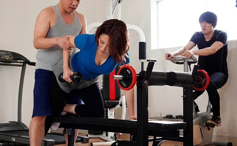 ông chồng phát hiện bà xã địt trộm với huấn luyện viên thể hình