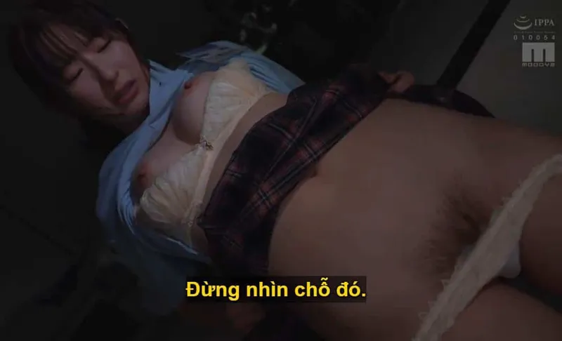 Người sếp đang mưu tính quan hệ tình dục với cô nhân viên kiêu kỳ lười nhác, suốt ngày bận rộn chat chit cùng bạn trai.